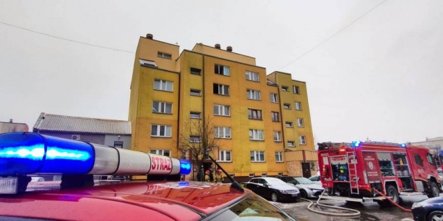 Pożar mieszkania na osiedlu Przytorze: Ogromne zadymienie i nieprzytomna kobieta. Kulisy akcji strażaków [Foto]