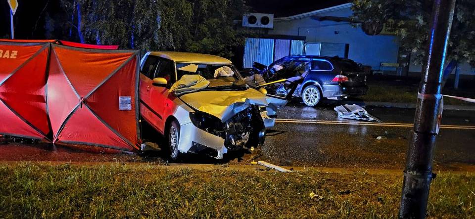Koszmarny wypadek w gminie Ujazd, kilka osób zakleszczonych w rozbitych autach. Jednej nie udało się uratować