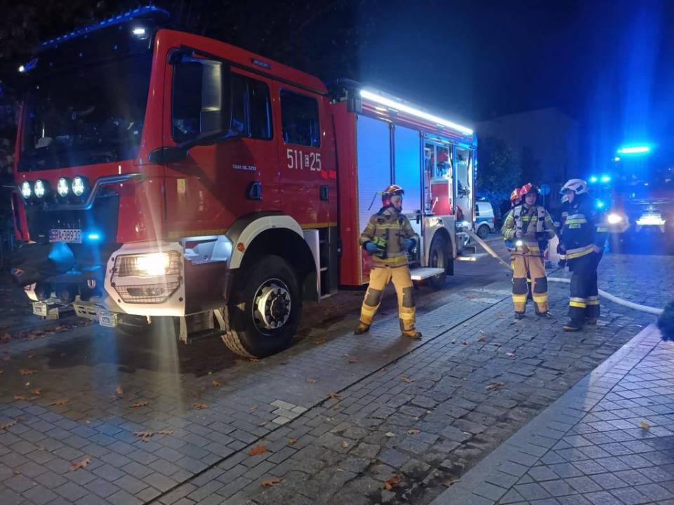 Pożar w kamienicy na pl. 3 Maja. Jedna osoba w szpitalu, cztery ewakuowali strażacy [Foto]