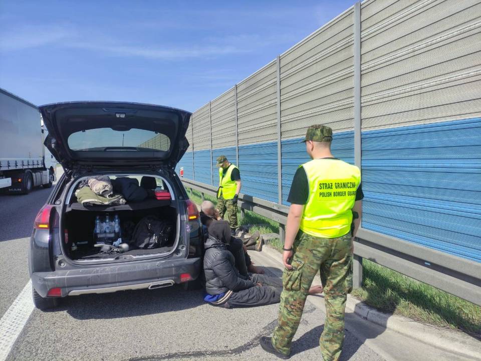 Somalijczycy i Syryjczycy zatrzymani na S8 pod Piotrkowem Tryb. Grupę cudzoziemców "przerzucano" w kierunku Niemiec