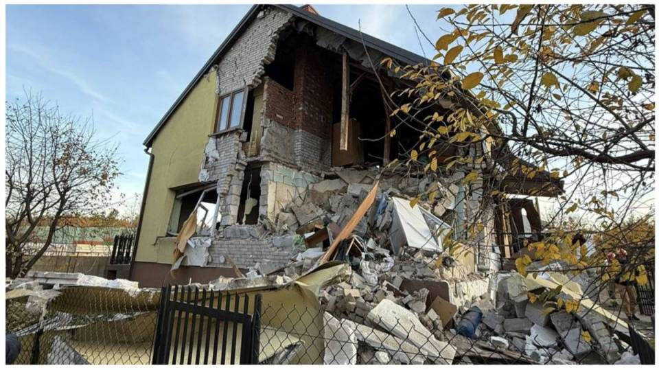 Wybuch gazu w Rawie Mazowieckiej. Trzy osoby ranne. Eksplozja rozerwała znaczną część domu, ten nadaje się do rozbiórki [Foto]